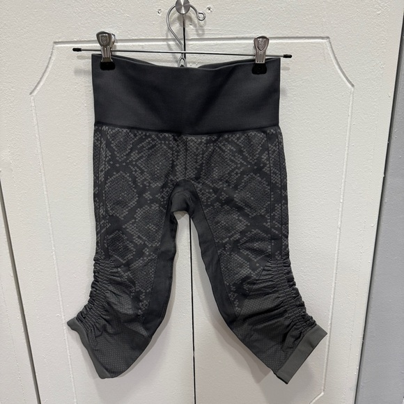 Lululemon Grey In The Flow Crop II - Picture 5 of 12